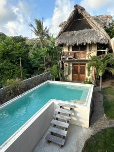 ein Swimmingpool vor einem Haus in der Unterkunft Casa Siddhartha in Mazunte