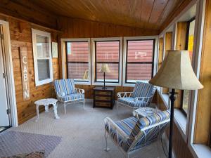 Istumisnurk majutusasutuses Snowbelt Cabin Rustic Stay On Orv Trails