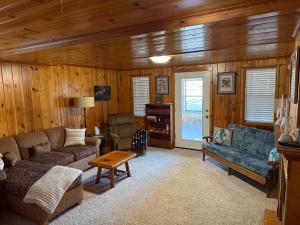 Istumisnurk majutusasutuses Snowbelt Cabin Rustic Stay On Orv Trails