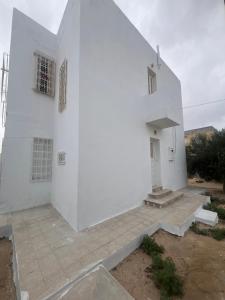 乌姆苏克Maison ihsen的一座白色的建筑,有楼梯通往