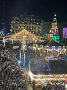 een kerstmarkt in een stad 's nachts bij Central Home Apartment in Craiova