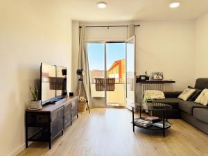 ein Wohnzimmer mit Sofa und Tisch in der Unterkunft Apartamento grande en Huesca in Huesca