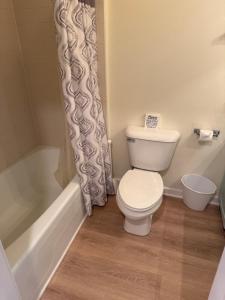 Koupelna v ubytování Cozy Condopet Friendly Slopes Brewery + 6 fotografií