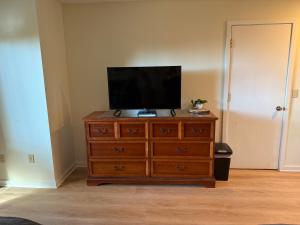 TV a/nebo společenská místnost v ubytování Cozy Condopet Friendly Slopes Brewery