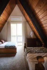 Ένα ή περισσότερα κρεβάτια σε δωμάτιο στο Unique A-frameslopestorchbrewery