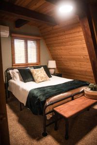 Ένα ή περισσότερα κρεβάτια σε δωμάτιο στο Unique A-frameslopestorchbrewery +35 φωτογραφίες