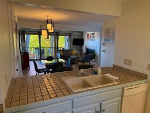 Kuchyň nebo kuchyňský kout v ubytování Cozy Condo Slopes, Brewery, Fireplace & View