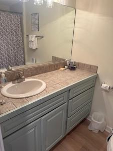 Koupelna v ubytování Cozy Condo Slopes, Brewery, Fireplace & View + 24 fotografií