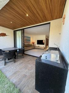 une grande terrasse avec une table et un canapé. dans l'établissement Beira Mar Naay Porto de Pedras Tatuamunha Palm 10, à Tatuamunha