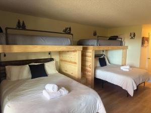 Postel nebo postele na pokoji v ubytování Cozy Condo Slopes, Brewery, Fireplace & View