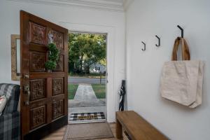 Foto sihtkohas Northport asuva majutusasutuse Roll Tide Bungalow-3 miles to UA- 5 TVs- Game Room galeriist