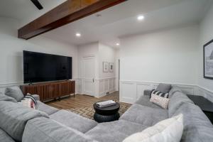 Televiisor ja/või meelelahutuskeskus majutusasutuses Roll Tide Bungalow-3 miles to UA- 5 TVs- Game Room +32 fotot