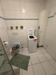 eine kleine Küche mit einem Herd und einem WC in der Unterkunft Fewo Hammelblick in Xanten