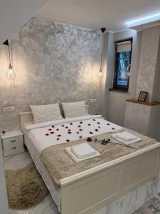 เตียงในห้องที่ Quiet OldTown Sudio