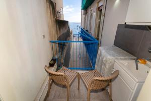 Η κουζίνα ή μικρή κουζίνα στο LaLuna Apartments - Sea Panorama - 20mins from CTA airport