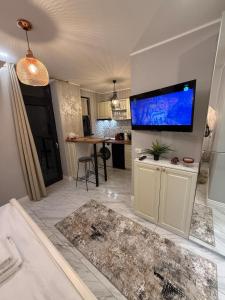 Μια τηλεόραση ή/και κέντρο ψυχαγωγίας στο Quiet OldTown Sudio