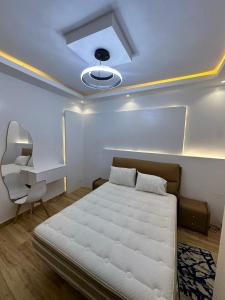 une petite chambre avec un lit et un bureau dans l'établissement La pépite du confort, à Dakar 19 autres photos