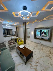 un salon avec un canapé et une télévision dans l'établissement La pépite du confort, à Dakar