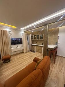 un grand salon avec un canapé et un bureau dans l'établissement La pépite du confort, à Dakar