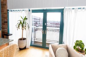 Μπαλκόνι ή βεράντα στο Downtown Condo 5 Minutes to Cedar Point