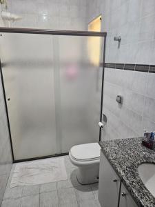 Et badeværelse på Joia de Peruíbe + 5 billeder