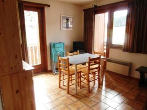 Studio en front de neige, 4 pers, balcon sud, proche des pistes - FR-1-815-29 في لو براز دي ليس: غرفة طعام بها طاولة وكراسي