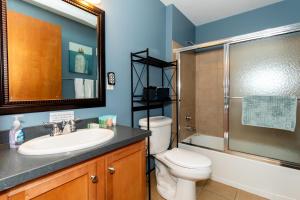 Ένα μπάνιο στο Downtown Condo 5 Minutes to Cedar Point +37 φωτογραφίες