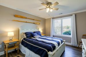 Un pat sau paturi într-o cameră la Hot Tub, Game Room! Lakefront Hickory Family Haven