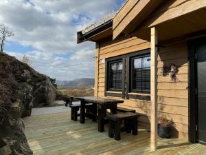 un tavolo da picnic sul ponte di una cabina di Fjellperlen, Hardangervidda a Eidfjord