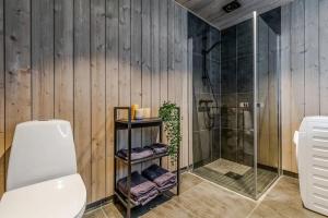 e bagno con doccia, servizi igienici e pianta. di Fjellperlen, Hardangervidda a Eidfjord Altre 41 foto