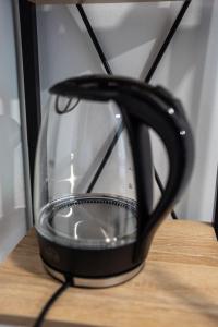 uma jarra preta em cima de uma mesa de madeira em OPG Lukaček em Glogovac