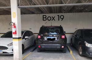 apto 4 quartos 50 metros da praia في باليريو كامبوريو: موقف سيارة صغير