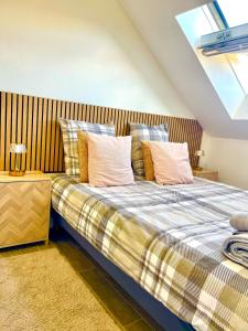 een slaapkamer met een groot bed met kussens bij La perle des capucins in Reims +19 foto's