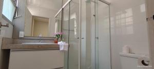 apto 4 quartos 50 metros da praia في باليريو كامبوريو: حمام مع دش زجاجي ومغسلة +12 صورة