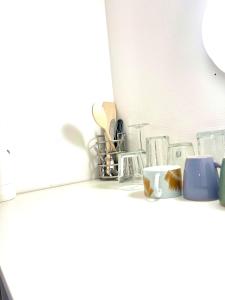 een plank met borden en bekers erop bij La perle des capucins in Reims