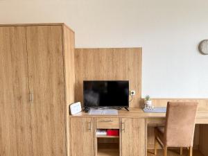 a wooden desk with a television on top of it at Appartement Oriold in Bad Goisern