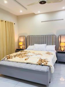 En eller flere senge i et værelse på MainStreetRental Residence