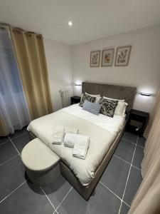 Ένα ή περισσότερα κρεβάτια σε δωμάτιο στο Appartment very comfortable in Grasse