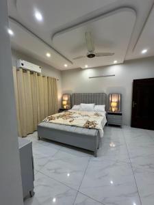 En eller flere senge i et værelse på MainStreetRental Residence