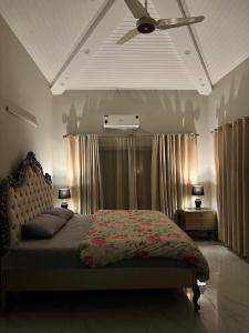 En eller flere senge i et værelse på MainStreetRental Residence