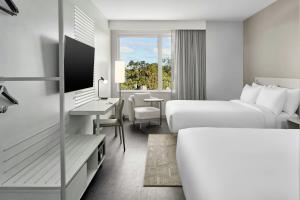 Ένα ή περισσότερα κρεβάτια σε δωμάτιο στο AC Hotel by Marriott St. Augustine +50 φωτογραφίες