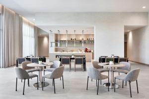 Η κουζίνα ή μικρή κουζίνα στο AC Hotel by Marriott St. Augustine