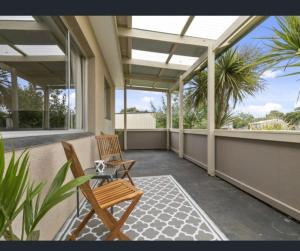 Rõdu või terrass majutusasutuses Cosy cottage at Coronet Bay