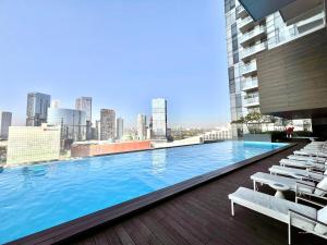 a large swimming pool on the roof of a building at Departamento Lobby 33 in Guadalajara