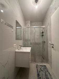 Ένα μπάνιο στο Urban Stay Gjakova