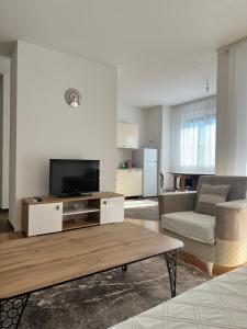 Μια τηλεόραση ή/και κέντρο ψυχαγωγίας στο Urban Stay Gjakova