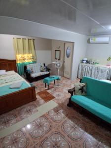 a living room with a bed and a couch at Hospedaje la subidita 1 in Colón