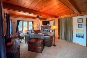 Televiisor ja/või meelelahutuskeskus majutusasutuses Private Beach! Lakefront Cabin in Panora