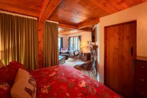 Voodi või voodid majutusasutuse Private Beach! Lakefront Cabin in Panora toas