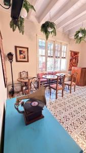 a living room with a bed and a table and chairs at Casa Porta in Lima